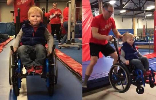 Niño hace acrobacia en trampolín en su silla de ruedas