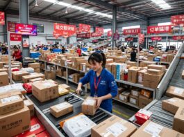 Centro de distribución de logística e-commerce en China repleto de paquetes durante las ofertas del Día de los Solteros (Double 11)