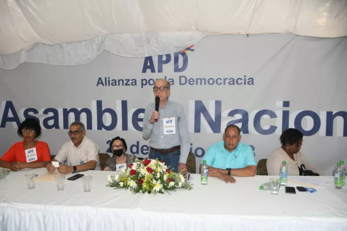 Max Puig cita peligros acechan la democracia en República Dominicana