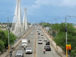 Tránsito restablecido en puente de la 17 tras incidente con postes del tendido eléctrico