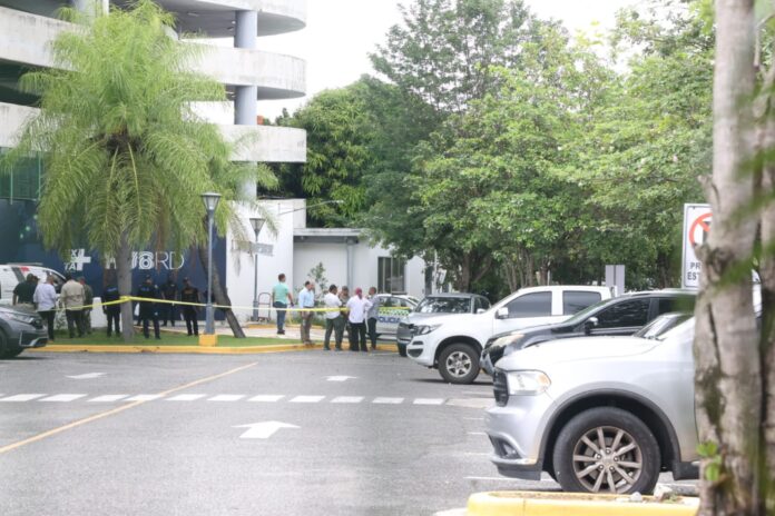 Hombre se lanza desde cuarto nivel del parqueo de Ágora Mall