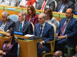 Presidente Abinader participa en la apertura de la 80.ª Asamblea General de la ONU, encabezada por el secretario general El mandatario tiene previsto pronunciar su discurso ante el pleno este miércoles 24 de septiembre a las 2:50 de la tarde. Nueva York. - El presidente Luis Abinader inició este martes su agenda de trabajo participando en la apertura de la 80.ª Asamblea General de la Organización de las Naciones Unidas (ONU), encabezada por el secretario general, Antonio Guterres. En el marco de la Asamblea General, el gobernante dominicano, junto a líderes mundiales, iniciaron los debates sobre la situación actual del mundo. La sesión inaugural estuvo marcada por las palabras de bienvenida de Guterres, quien resaltó los desafíos globales que enfrenta la comunidad internacional tras más de 80 años en un mundo arrasado por la guerra y luego tomó la palabra la presidenta de la Asamblea General, Annalena Baerbock. La sesión, bajo el lema “Mejor juntos: 80 años y más por la paz, el desarrollo y los derechos humanos”, abordará la guerra entre Rusia y Ucrania, la situación en Gaza, la causa palestina, los Objetivos de Desarrollo Sostenible y la crisis climática. El presidente de Brasil, Luiz Inácio Lula da Silva, abrió la ronda de discursos, seguido por el mandatario estadounidense, Donald Trump, en calidad de anfitrión, marcando las pautas de las discusiones que continuarán a lo largo de la semana. El mandatario dominicano tiene previsto pronunciar su discurso ante el pleno este miércoles 24 de septiembre a las 2:50 de la tarde, momento en el que presentará la visión y propuestas de la República Dominicana frente a los grandes retos que enfrenta la humanidad. Con su participación, el jefe de Estado dominicano da inicio a una agenda estratégica que incluye encuentros bilaterales de alto nivel y reuniones con organismos multilaterales, consolidando el liderazgo de la República Dominicana en el escenario internacional. La presencia del presidente Abinader en la apertura reafirma el compromiso del país con los principios de la ONU y su interés en proyectar una voz activa en la búsqueda de soluciones conjuntas.