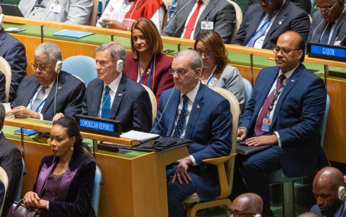 Presidente Abinader participa en la apertura de la 80.ª Asamblea General de la ONU, encabezada por el secretario general El mandatario tiene previsto pronunciar su discurso ante el pleno este miércoles 24 de septiembre a las 2:50 de la tarde. Nueva York. - El presidente Luis Abinader inició este martes su agenda de trabajo participando en la apertura de la 80.ª Asamblea General de la Organización de las Naciones Unidas (ONU), encabezada por el secretario general, Antonio Guterres. En el marco de la Asamblea General, el gobernante dominicano, junto a líderes mundiales, iniciaron los debates sobre la situación actual del mundo. La sesión inaugural estuvo marcada por las palabras de bienvenida de Guterres, quien resaltó los desafíos globales que enfrenta la comunidad internacional tras más de 80 años en un mundo arrasado por la guerra y luego tomó la palabra la presidenta de la Asamblea General, Annalena Baerbock. La sesión, bajo el lema “Mejor juntos: 80 años y más por la paz, el desarrollo y los derechos humanos”, abordará la guerra entre Rusia y Ucrania, la situación en Gaza, la causa palestina, los Objetivos de Desarrollo Sostenible y la crisis climática. El presidente de Brasil, Luiz Inácio Lula da Silva, abrió la ronda de discursos, seguido por el mandatario estadounidense, Donald Trump, en calidad de anfitrión, marcando las pautas de las discusiones que continuarán a lo largo de la semana. El mandatario dominicano tiene previsto pronunciar su discurso ante el pleno este miércoles 24 de septiembre a las 2:50 de la tarde, momento en el que presentará la visión y propuestas de la República Dominicana frente a los grandes retos que enfrenta la humanidad. Con su participación, el jefe de Estado dominicano da inicio a una agenda estratégica que incluye encuentros bilaterales de alto nivel y reuniones con organismos multilaterales, consolidando el liderazgo de la República Dominicana en el escenario internacional. La presencia del presidente Abinader en la apertura reafirma el compromiso del país con los principios de la ONU y su interés en proyectar una voz activa en la búsqueda de soluciones conjuntas.