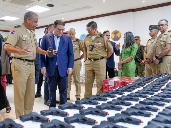 DGA dona generador eléctrico y pertrechos militares al Ministerio de Defensa