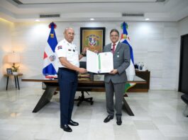 Director del COE y de la DAEH, Juan Manuel Méndez García, reconocido por la Policía Nacional
