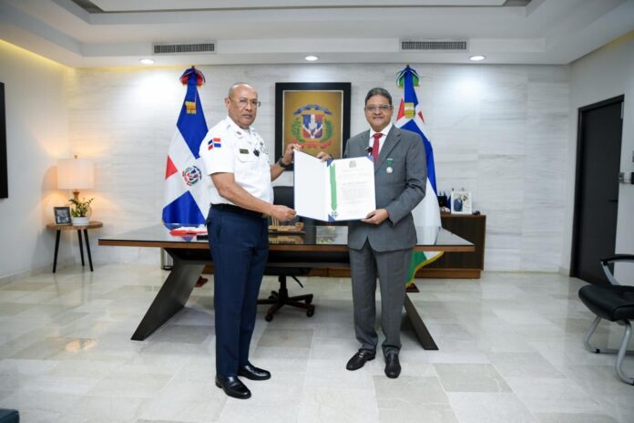Director del COE y de la DAEH, Juan Manuel Méndez García, reconocido por la Policía Nacional