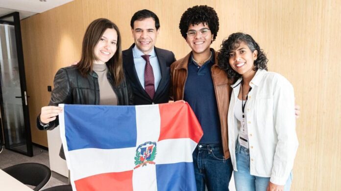Ministro de Cultura visita campus de Berklee en Valencia, España