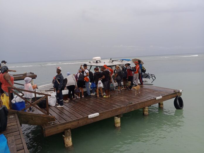 Ejecutan operativo de evacuación en la isla Saona ante los efectos de la tormenta Melissa