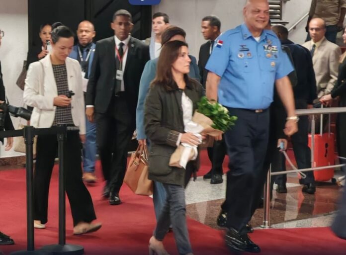 Llega al país Leah Francis Campos, nueva embajadora de Estados Unidos en RD
