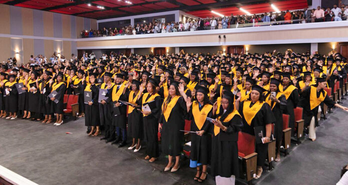 UNIREMHOS gradúa 540 profesionales de grado y postgrado; rector Wady Ramírez reclama planificación urbana contra desastres naturales