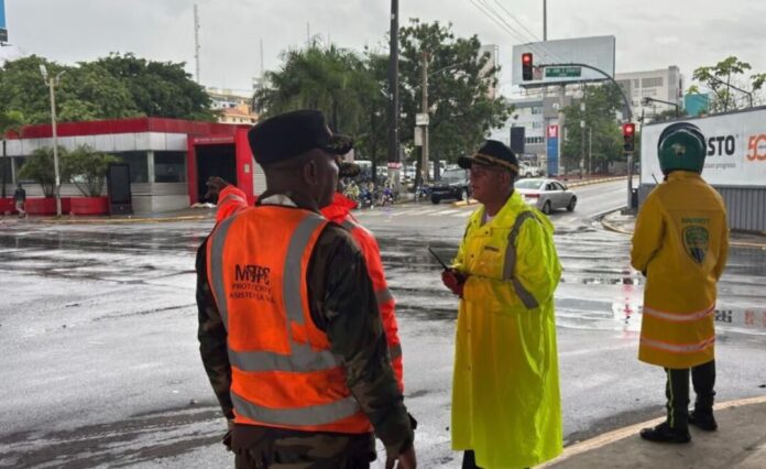 Digesett, MOPC y los ayuntamientos supervisan condiciones de las vías durante paso de la tormenta Melissa