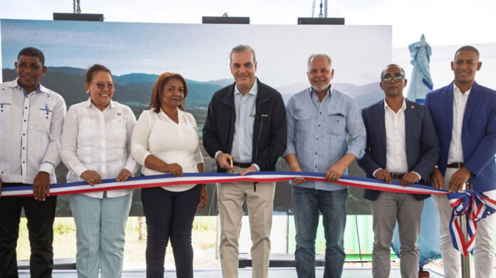 Abinader inaugura carreteras en San Juan