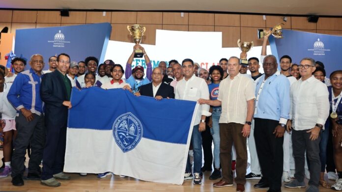 Concluyen con éxito los Juegos Universitarios 2025; Kelvin Cruz entrega corona de campeona a la UASD