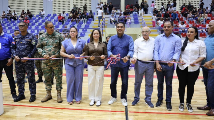 Ministro de Deportes entrega polideportivo de Mao con inversión de 36 millones