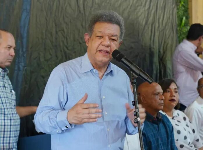 Leonel Fernández acusa al PRM de “cubiar” al pueblo y denuncia intento de limitar la cesantía laboral
