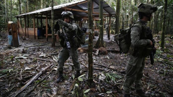 Gobierno de Petro bombardea la selva colombiana y deja 19 guerrilleros muertos