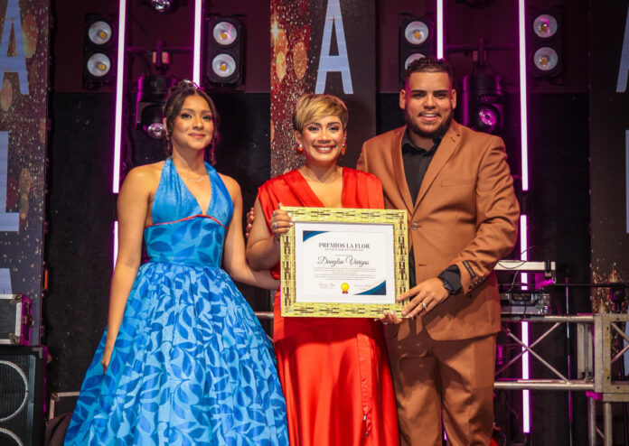 Danylsa Vargas recibe reconocimiento a la trayectoria en Premios La Flor