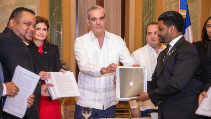 Abinader respalda pacto nacional contra la violencia de género; recibe documento de Reforma Integral “Déjala Ir”