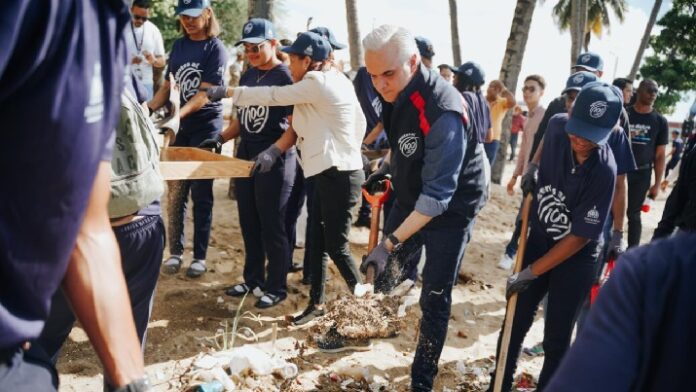 Luis Miguel De Camps encabeza primera acción formativa de “Agentes al 100” con jornada de limpieza en la playa de Montesinos