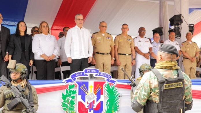 Abinader encabeza desfile estudiantil, cívico-militar y policial por el 181.° aniversario de la Constitución dominicana