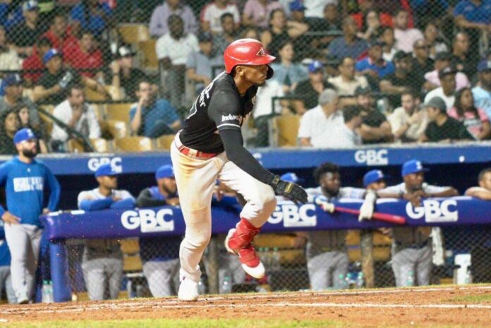 Leones del Escogido dejan al Licey en el terreno