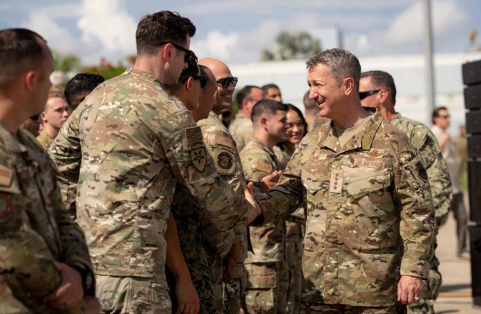 Puerto Rico: Sorprende presencia de máxima autoridad militar de EE.UU.