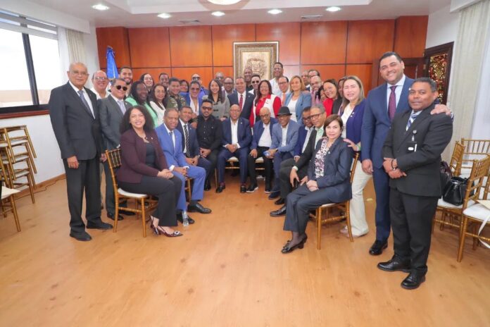 Merenguero y bachateros se reúnen con legisladores por la preservación de la música dominicana