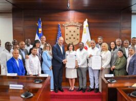 Gobernadora de Nueva York recibe la llave de Santiago