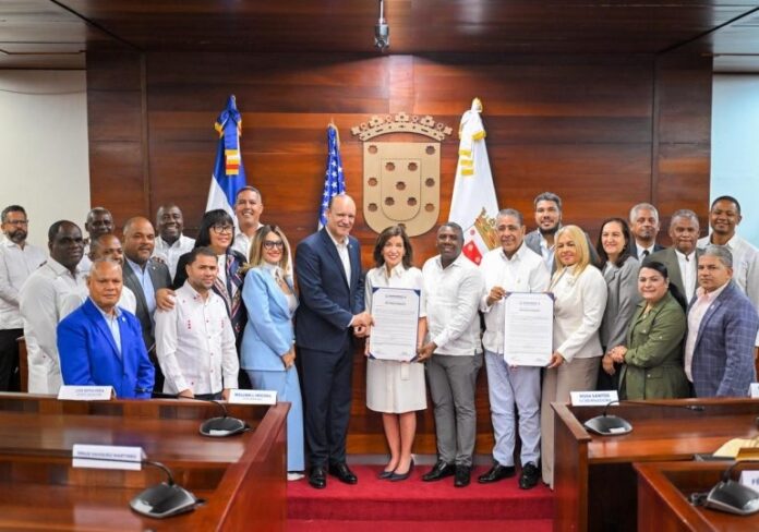 Gobernadora de Nueva York recibe la llave de Santiago