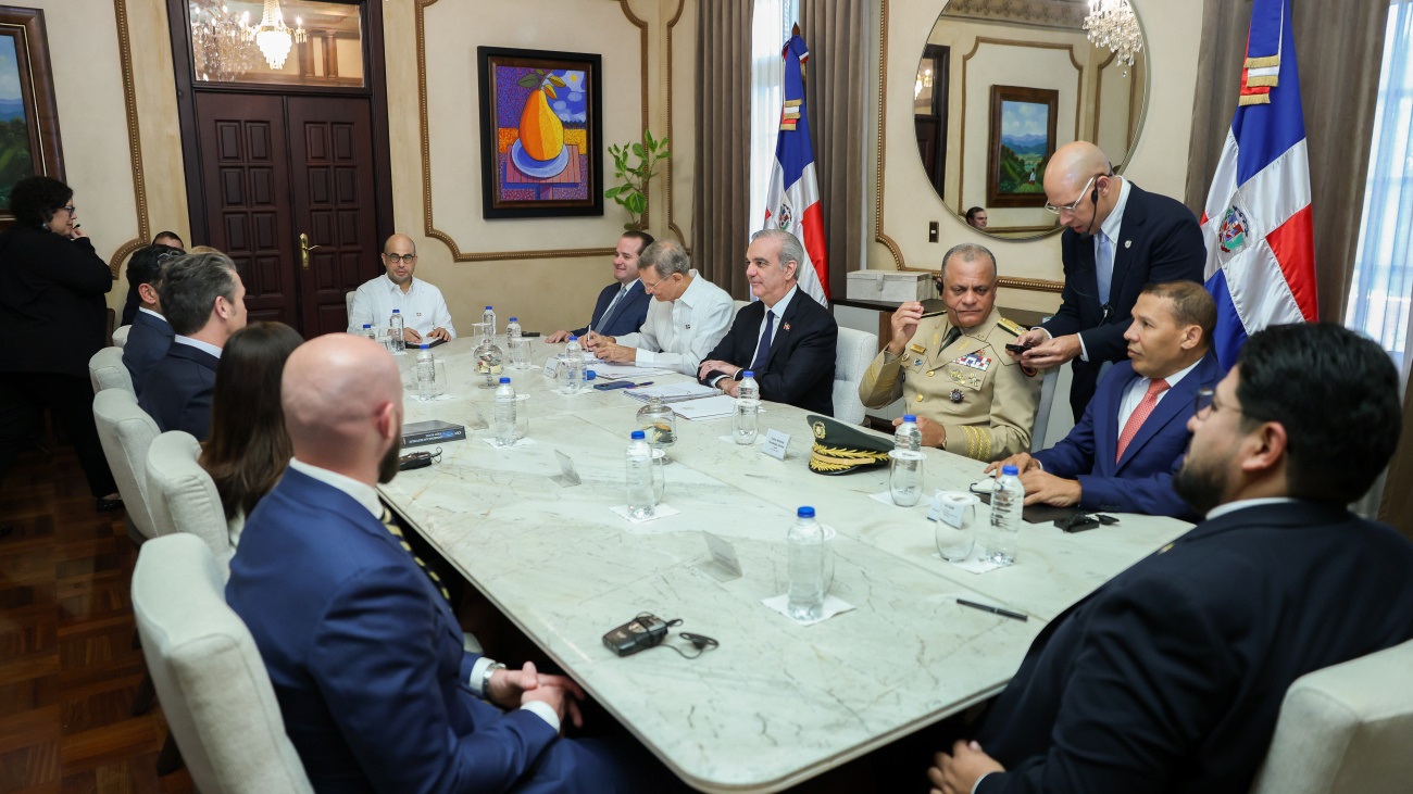 pete Abinader recibe al secretario de Defensa de EE. UU., Pete Hegseth, en el Palacio Nacional