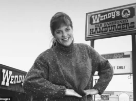 Wendy Thomas Morse posando frente a un restaurante Wendy’s con el icónico letrero de la cadena en 1989
