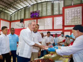 Abinader comparte almuerzos navideños con comunitarios en San Carlos y Villa Duarte