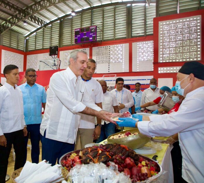 Abinader comparte almuerzos navideños con comunitarios en San Carlos y Villa Duarte