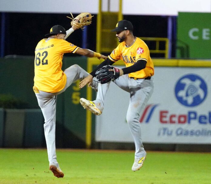 Águilas doblegan al Licey y colocan su número mágico en 8