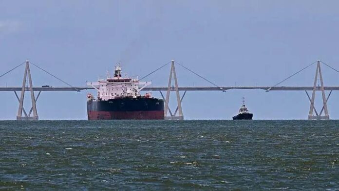 Qué es la flota de buques fantasma por la que se acusa a Venezuela de burlar las sanciones para exportar su petróleo