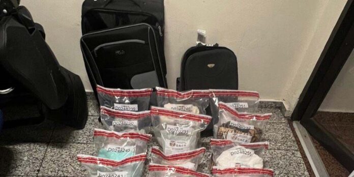 DNCD interviene francés con 55 prendas de vestir impregnadas de presunta cocaína