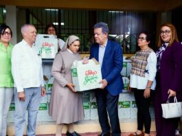 Leonel entrega raciones alimenticias a poblaciones vulnerables del GSD