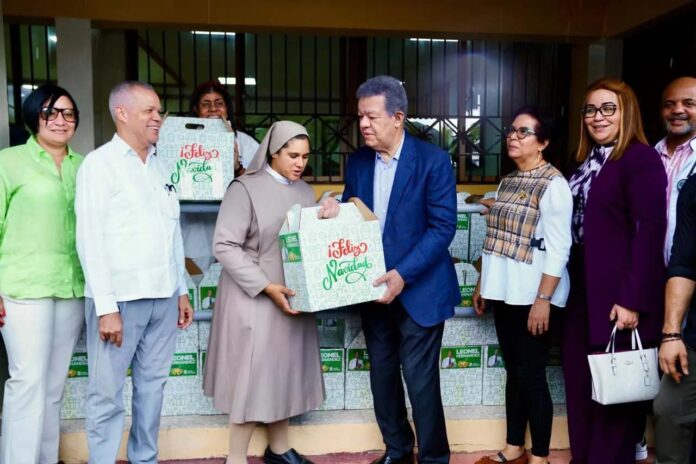 Leonel entrega raciones alimenticias a poblaciones vulnerables del GSD