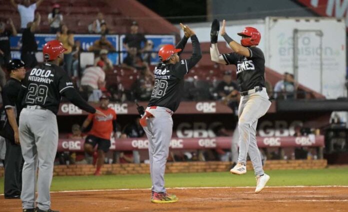 Leones vienen de atrás para vencer a Gigantes y afianzarse en cuarto
