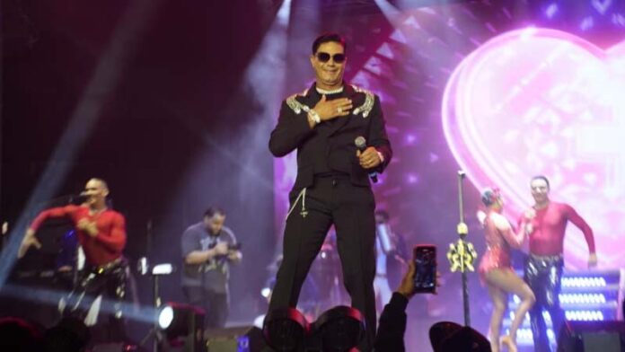 Raulín Rodríguez llena de emoción dos noches memorables para la bachata en la Gran Arena del Cibao