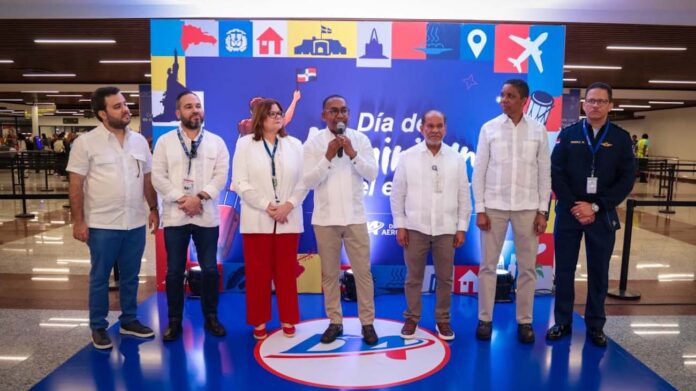 Aeroportuario recibe a la diáspora dominicana a ritmo de “Volvió Juanita” en el Aeropuerto las Américas