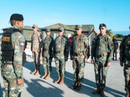 Ministro de Defensa recorre unidades del ejército en la zona fronteriza