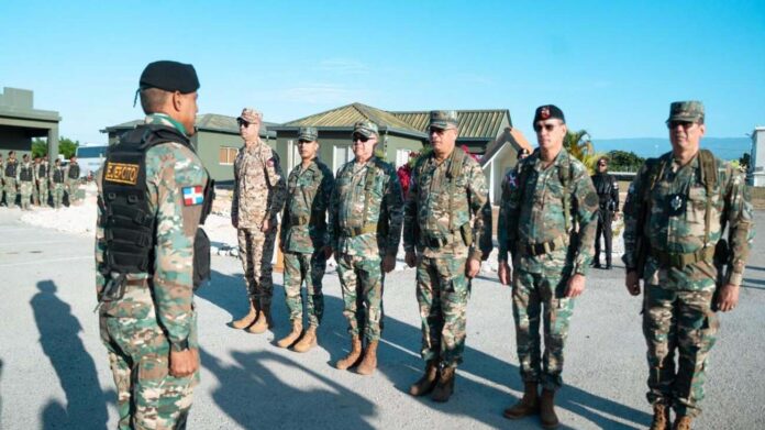 Ministro de Defensa recorre unidades del ejército en la zona fronteriza
