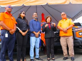 Defensa Civil e Interior y Policía fortalecen operativo de Navidad 2025 con donación de camionetas