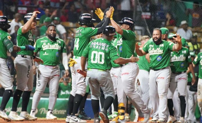 Las Estrellas derrotan a los Leones y le ganan serie de tres partidos