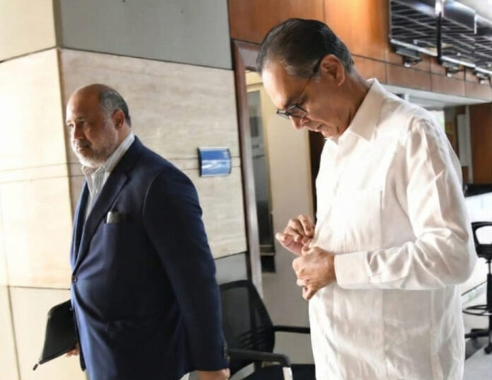 Exdirector de SeNaSa acude a sede de la PGR junto a su abogado en medio de investigación por caso Senasa