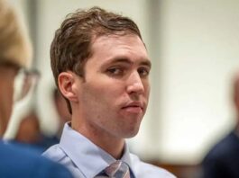 El joven acusado de asesinar al activista conservador Charlie Kirk comparece por primera vez en persona ante el tribunal
