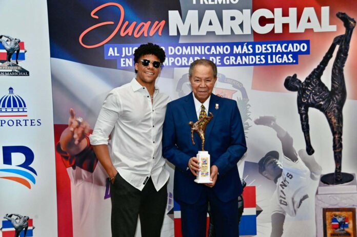 Juan Marichal entrega premio Juan Marichal 2025 a Juan Soto como mejor jugador dominicano