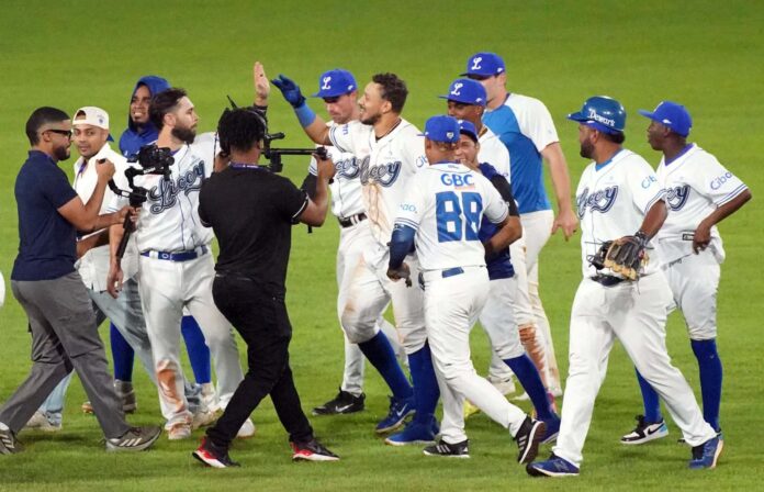 Sencillo de Cristhian Adames deja en el terreno a Gigantes