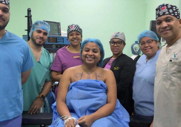 Realizan primera cirugía de reducción mamaria por gigantomastia con cobertura del seguro médico en RD